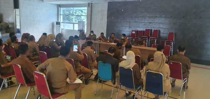 Kepala Dinas Pendidikan Makassar, Muhyiddin Mustakim saat melakukan pertemuan dengan sejumlah kepala sekolah pendidikan dasar. Senin, (3/1/2022)