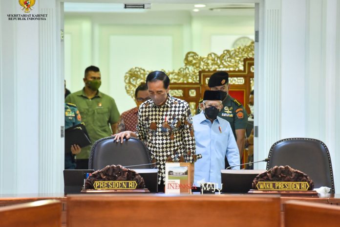 Presiden dan Wakil Presiden saat jelanv rapat terbatas di Istana Merdeka, Jakarta. Senin, (3/1)