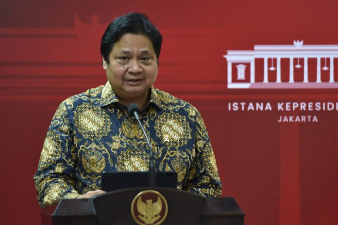 Menko Ekon Airlangga Hartarto memberikan keterangan pers usai Ratas mengenai Evaluasi PPKM, Senin (03/02/2022), di Kantor Presiden, Jakarta. (Foto: Humas Setkab/Jay)