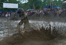 Serunya Balapan Lumpur di Persawahan Kampung Jonjoro Balapan lumpur motor ojek pengangkut gabah di areal persawahan di Dusun Jonjoro, Desa Panggalloang, Kecamatqn Rilau Ale, Kabupaten Bulukumba.