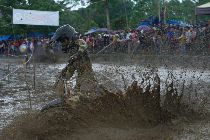 Balapan lumpur motor ojek pengangkut gabah di areal persawahan di Dusun Jonjoro, Desa Panggalloang, Kecamatqn Rilau Ale, Kabupaten Bulukumba.