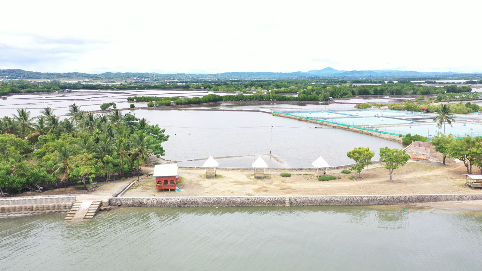 Lokasi pantai ini terletak di desa Angkue Kecamatan Kajuara Kabupaten Bone Sulawesi Selatan.