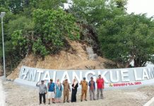 Objek Wisata Bahari Pantai Jodoh di Desa Angkue Kabupaten Bone Kepala Desa Angkue bersama para wisatawan di Pantai Jodoh, yang berada di desa Angkue Kecamatan Kajuara Kabupaten Bone Sulawesi Selatan.