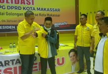 Teras Kuning, Mantan Anggota DPRD Makassar Fraksi Gerindra dan Pembina Masyarakat NTT Gabung ke Golkar Kanan Ketua Bapilu Golkar Makassar Abdul Wahab Tahir, Sekertaris Irianto Ahmad, Bendahara H. Ismail saat menyaksikan penyematan jaket kuning kepada Badaruddin Opier mantan anggota DPRD kota Makassar Fraksi Gerindra di Jl. Lasindrang No.59 Kelurahan Mangkura, Kecamatan Ujung Pandang. Selasa, (04/01/2022) malam.