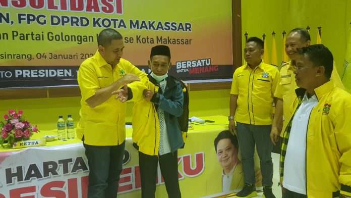 Kanan Ketua Bapilu Golkar Makassar Abdul Wahab Tahir, Sekertaris Irianto Ahmad, Bendahara H. Ismail saat menyaksikan penyematan jaket kuning kepada Badaruddin Opier mantan anggota DPRD kota Makassar Fraksi Gerindra di Jl. Lasindrang No.59 Kelurahan Mangkura, Kecamatan Ujung Pandang. Selasa, (04/01/2022) malam.