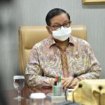 Serahkan DIPA Setkab Tahun 2022, Pramono Anung: Berikan Pelayanan Terbaik Bagi Presiden dan Wapres Seskab Pramono Anung serahkan DIPA Setkab Tahun 2022 kepada Deputi Seskab Bidang Administrasi Farid Utomo selaku KPA Setkab, Selasa (04/01/2022), di Jakarta. (Foto: Humas Setkab/Jay)