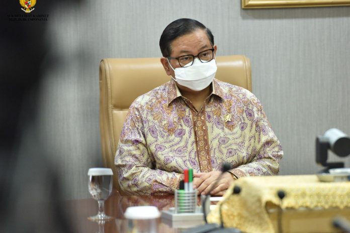 Seskab Pramono Anung serahkan DIPA Setkab Tahun 2022 kepada Deputi Seskab Bidang Administrasi Farid Utomo selaku KPA Setkab, Selasa (04/01/2022), di Jakarta. (Foto: Humas Setkab/Jay)