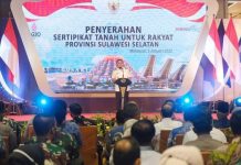 Plt Gubernur Sulsel Dampingi Sofyan Djalil Dalam Agenda Penyerahan Sertipikat Tanah Plt Gubernur Sulsel, Andi Sudirman Sulaiman, dalam kegiatan MoU para kepala kantor BPN se Sulawesi Selatan. Hadir Menteri ATR/Kepala BPN Sofyan Djalil. Rabu, (5/1/2022)