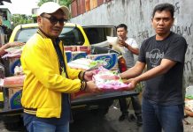 Adnan Nizar Korwil Dapil 1 DPD II Golkar Makassar, Beri Bantuan Korban Kebakaran di Barabaraya Timur Kiri, Koordinator Wilayah (Korwil) Dapil 1 Makassar DPD II Golkar Makassar, H. Adnan Nizar, saat menyerahkan bantuan kepada korban kebakaran (Malik) di Jl. Muhammad Yamin Baru, RT/RW, 001/005, Kelurahan Barabaraya Timur, Kecamatan Makassar. Rabu, (5/1/2021)