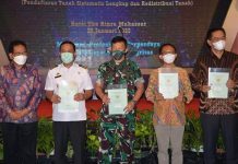Pangdam Hasanuddin Hadiri MoU dan Penyerahan Sertifikat Tanah Kepada Rakyat Pangdam Hasanuddin Hadiri MoU dan Penyerahan Sertifikat Tanah Kepada Rakyat bertempat di Ballroom Hotel The Rinra Jl. Metro Tanjung Bunga, Kecamatan Mariso Kota Makassar, Rabu (5/01/2022).