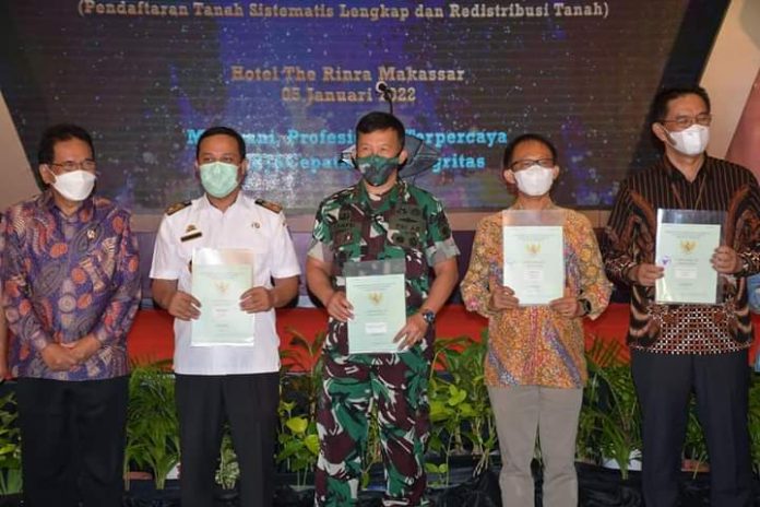 Pangdam Hasanuddin Hadiri MoU dan Penyerahan Sertifikat Tanah Kepada Rakyat bertempat di Ballroom Hotel The Rinra Jl. Metro Tanjung Bunga, Kecamatan Mariso Kota Makassar, Rabu (5/01/2022).