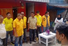 AWT: Teras Kuning Merupakan Wujud Implementasi dari Paradigma Baru Partai Golkar H. Munafri Arifuddin, SH bersama Pengurus DPD II Partai Golkar Makassar lanjutkan program Teras Kuning, temui Pimpinan Kecamatan (Pimcam) Golkar Ujung Pandang, di Jalan Gunung Nona, Kelurahan Pisang Selatan. Rabu, (05/01/2022)