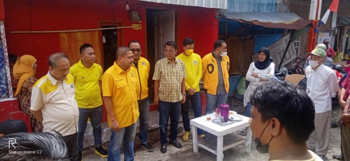 H. Munafri Arifuddin, SH bersama Pengurus DPD II Partai Golkar Makassar lanjutkan program Teras Kuning, temui Pimpinan Kecamatan (Pimcam) Golkar Ujung Pandang, di Jalan Gunung Nona, Kelurahan Pisang Selatan. Rabu, (05/01/2022)