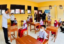 Presiden Jokowi Resmikan Renovasi SDN 3 Nglinduk dan Tinjau Kegiatan Vaksinasi Presiden Jokowi meninjau pelaksanaan vaksinasi anak usia 6-11 tahun di SDN 3 Nglinduk, Grobogan, Jateng, Rabu (05/01/2022). (Foto: BPMI Setpres/Laily Rachev)