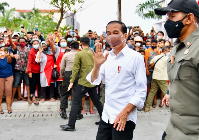 Presiden Jokowi mengunjungi Pasar Gemolong, Sragen, Rabu (05/01/2022). (Foto: BPMI Setpres/Laily Rachev)