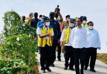 Bendungan Randugunting Diresmikan, Petani di Jateng Berharap Pengairan Lahan Pertanian Lebih Optimal Presiden Jokowi bersama para Menteri saat akan meresmikan Bendungan Randugunting, di Blora, Jateng, Rabu (05/01/2022) siang. (Foto: BPMI Setpres/Laily Rachev)