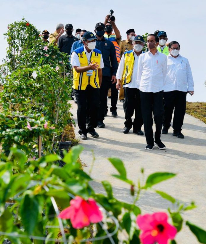 Presiden Jokowi bersama para Menteri saat akan meresmikan Bendungan Randugunting, di Blora, Jateng, Rabu (05/01/2022) siang. (Foto: BPMI Setpres/Laily Rachev)