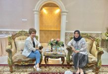 Bertemu Bendahara Golkar, Suzanna Sampaikan Niat Gabung Bersama Golkar Kiri Mantan Ketua Partai Kesatuan dan Persatuan Indonesia (PKPI) Sulawesi Selatan Suzanna Kaharuddin dan Kanan Bendahara Partai Golkar Sulsel Andi Ina Kartika Sari. Rabu, (5/1)