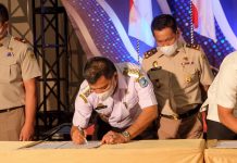 Bupati Bulukumba Terima Sertipikat Aset Pemda dari Menteri ATR RI Bupati Bulukumba Muchtar Ali Yusuf menerima Sertipikat Aset Pemerintah Kabupaten Bulukumba yang diserahkan langsung oleh Menteri Agraria dan Tata Ruang (ATR)/Kepala Badan Pertanahan Nasional (BPN) Republik Indonesia, Sofyan Djalil di Ballroom Macora Hotel The Rindra, Makassar, Rabu, 5 Januari 2022.