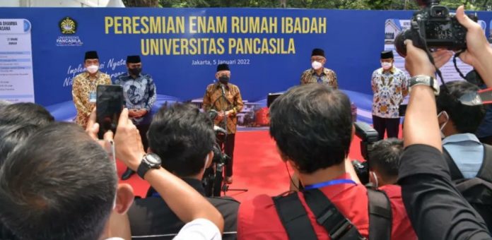 Wapres memberikan keterangan pers usai meresmikan 6 rumah ibadah Universitas Pancasila, di Kampus Universitas Pancasila, Rabu (05/01/2022) (Foto: BPMI Setwapres)