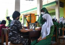Rajawali Laut Cengkeram MI Al-Falah Sukodono dengan Vaksinasi Pusat Penerbangan TNI Angkatan Laut (Puspenerbal) melalui Rumkital dr. Soekantyo Jahja Lanudal Juanda melakukan vaksinasi Covid-19 terhadap 100 siswa dan siswi MI Al-Falah Nurussalam Sukodono berusia 6-11 tahun dengan jenis Sinovac, Kamis (06/01/2022)
