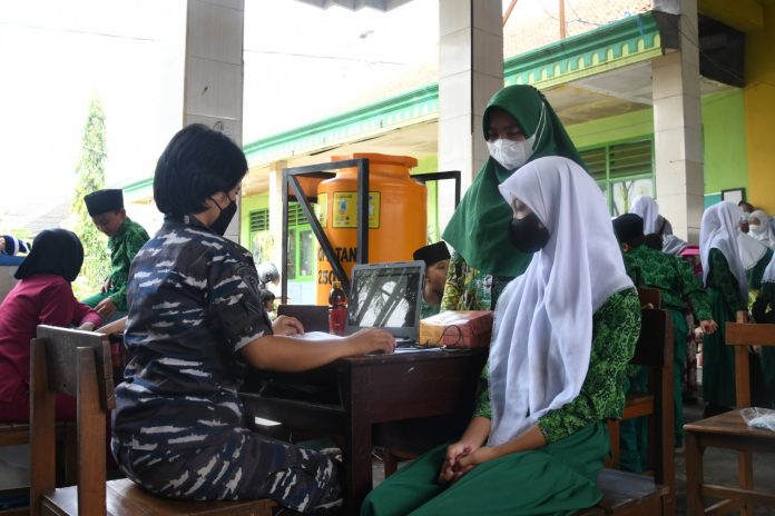 Pusat Penerbangan TNI Angkatan Laut (Puspenerbal) melalui Rumkital dr. Soekantyo Jahja Lanudal Juanda melakukan vaksinasi Covid-19 terhadap 100 siswa dan siswi MI Al-Falah Nurussalam Sukodono berusia 6-11 tahun dengan jenis Sinovac, Kamis (06/01/2022)