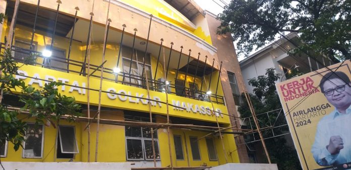 Rumah besar pemenangan DPD II Golkar Makassar di Jl. Lasinrang No.59, Mangkura, Ujung Pandang, Kota Makassar, saat dalam renovasi. Kamis, (6/1)