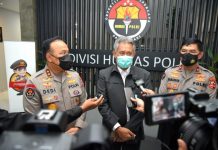 Berbagi Pengalaman, Biro Pemberitaan Parlemen Kunjungi Divisi Humas Polri Kepala Biro Pemberitaan Setjen DPR RI Indra Pahlevi saat memimpin kunjungan Biro Pemberitaan Parlemen Sekretariat Jenderal (Setjen) DPR RI ke Divisi Hubungan Masyarakat (Humas) Polri di Kantor Divisi Humas Polri, Jakarta Selatan, Jakarta, Rabu (5/1/2021). Foto: Runi/Man