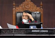 MK Uji UU Pemilu, Politisi Gerindra: Presidential Threshold 20 Persen Dinilai Menyuburkan Oligarki Ketua Majelis Hakim Konstitusi (MK) Anwar Usman berbicara dengan panitera di sela sidang pengujian materiil Undang-undang Nomor 7 Tahun 2017 tentang Pemilhan Umum di Mahkamah Konstitusi, Jakarta, Kamis (6/1/2022). (FOTO : ANTARA/Aditya Pradana Putra)
