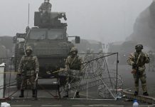 Penambang Uranium Terbesar di Dunia Tengizchevroil Chevron Belum Terpengaruh Kekacauan di Kazakhstan Pasukan terlihat di alun-alun utama tempat ratusan orang memprotes pemerintah, setelah keputusan pihak berwenang untuk menaikkan batas harga bahan bakar gas cair, di Almaty, Kazakhstan 6 Januari 2022. REUTERS/Mariya Gordeyeva