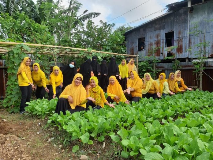 Anggota DPRD kota Makassar Ir. Hj. Nurul Hidayat dari Fraksi Golkar melakukan pembinaan kepada ibu-ibu dari Kelompok Wanita Tani (KWT), Kelurahan Parang Tambung, Kecamatan Tamalate. Jumat, (7/1)