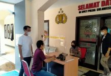 Diduga Sampaikan Informasi Hoaks, Karang Taruna Kubu Harmansyah Resmi Laporkan Andi Ina Kartika ke Polda Sulsel Harmansyah dan Pengurus KTSS saat melaporkan Andi Ina Kartika di Polda Sulsel terkait Kabar Bohong.