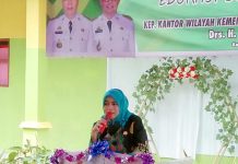 Dibangun dengan Hasil Swadaya dan Bantuan dari Berbagai Lembaga Kini MTs Tanah Towa Kajang Miliki 3 RKB Staf Ahli Bidang Kemasyarakatan dan SDM Hj.Darmawati saat meresmikan Madrasah Tsanawiyah (MTs) Tanah Towa. Jumat, (7/1)
