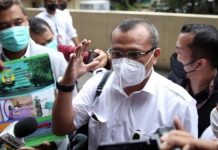 Tiba di Gedung Bareskrim Polri, Diduga Ferdinand Hutahaean Bawa Kartu Kuning Ferdinand Hutahaean tiba di gedung Bareskrim Polri, Jakarta Selatan, Senin (10/1/2022).