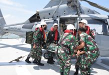 Peserta Wira Jala Yudha Pertajam Kemampuan PEK di KRI Prajurit siswa Komando Pembinaan Doktrin Pendidikan dan Latihan TNI AL (Kodiklatal) yang melaksanakan latihan praktek (Lattek) pelayaran Wira Jala Yudha mengikuti latihan penyelamatan kapal dari bahaya kebakaran di atas geladak KRI Dr Soeharso yang sedang berlayar di perairan Laut Jawa. Senin, (10/01).