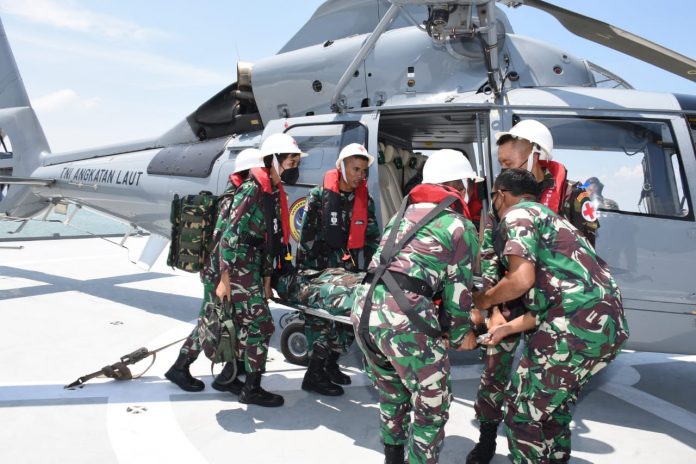 Prajurit siswa Komando Pembinaan Doktrin Pendidikan dan Latihan TNI AL (Kodiklatal) yang melaksanakan latihan praktek (Lattek) pelayaran Wira Jala Yudha mengikuti latihan penyelamatan kapal dari bahaya kebakaran di atas geladak KRI Dr Soeharso yang sedang berlayar di perairan Laut Jawa. Senin, (10/01).