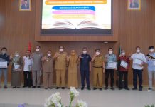 Chaidir Syam Serahkan Penghargaan Literasi Maros Tokoh literasi Penggerak, Penggagas dan Motivator Bachtiar Adnan Kusuma, Andi Muhammad Irfan AB, Hj.Haeriah Rahman menerima penghargaan Literasi dari Bupati Maros H.A.S.Chaidir Syam, Senin (10/1).