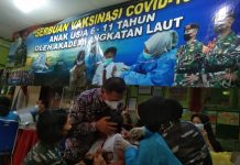 Di Sidoarjo, Tim Vaksinator AAL Sasar 520 Siswa SD Usia 6-11 tahun Tim Vaksinator Akademi Angkatan Laut (AAL) terus lanjutkan program Vaksinasi Maritim TNI AL yang kini menyasar anak-anak, suntikan vaksin dosis pertama dan kedua yang digelar di SD Krian 3 Sidoarjo, Jawa Timur, Selasa, (11/1).