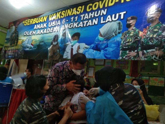 Tim Vaksinator Akademi Angkatan Laut (AAL) terus lanjutkan program Vaksinasi Maritim TNI AL yang kini menyasar anak-anak, suntikan vaksin dosis pertama dan kedua yang digelar di SD Krian 3 Sidoarjo, Jawa Timur, Selasa, (11/1).