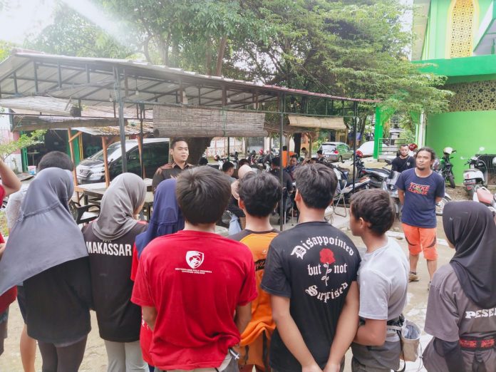 Manager Cabor Panjat Tebing kota Makassar Rahmat Taqwa (RTQ) saat memberikan pengarahan kepada atlit cabor panjat tebing jelang Pra Porprov di kabupaten Bantaeng. Senin, (17/1)