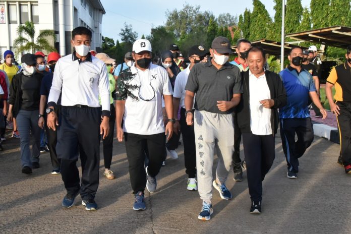 Bupati Merauke, H. Riduwan didampingi Danlantamal XI Merauke Brigjen TNI (Mar) Edy Prakoso, S.E. serta unsur forkompimda lainya menggelar jalan santai dan senam masal menjadi pembuka seluruh rangkaian kegiatan dalam rangka HUT Kota Merauke ke-120 tahun 2022. Sabtu, (22/1)