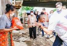 Temui Warga Miskin di Sekitar JIS, Giring Sebut Anies Baswedan Firaun Ketum PSI Giring Ganesha saat mengunjungi rakyat miskin, yang tinggal di sekitar stadion Jakarta International Stadium (JIS).