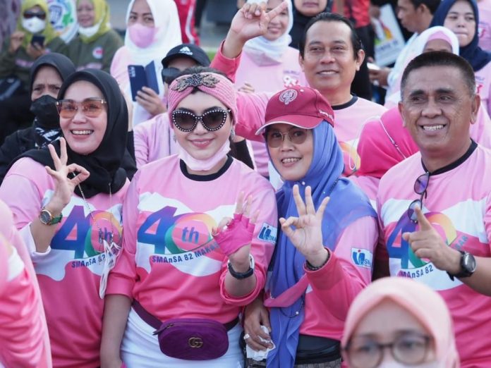 Panitia Tenas III Ika Smansa Makassar gelar silaturahmi dengan senam anti aging di pimpin langsung Prof. dr. Deby Vinski, MSc, PhD, Setiap akhir pekan anjungan pantai Losari.