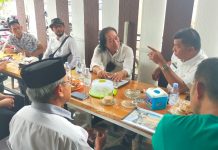 Film Romansa Remaja Berlatar Budaya Lokal Bulukumba Bakal Hadir, Andi Utta Kebagian Peran Buddy Ace saat bertemu Bupati Andi Utta disalah satu Warkop di kota Bulukumba. Jumat, (21/1), Film berjudul Once Upon A Time In Pinisi.