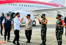 Di Sumsel Presiden Jokowi Groundbreaking Proyek Hilirisasi Batu Bara dan Beri Bantuan ke Pedagang Presiden Joko Widodo saat tiba di Bandara Internasional Sultan Mahmud Badaruddin II, Palembang, Sumsel, Disambut Gubernur Herman Deru dan Forkompimda Sumatra Selatan. Senin, (24/1)