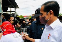 Presiden Jokowi Menyerahkan Bantuan Tunai Bagi Para Pedagang di Pasar Baru Tanjung Enim Presiden Jokowi meninjau Pasar Baru Tanjung Enim, di Muara Enim, Sumsel, Senin (24/01/2022). Salah satu pedagang minta dibumbuhi tanda tangan Presiden. (Foto: BPMI Setpres/Laily Rachev)
