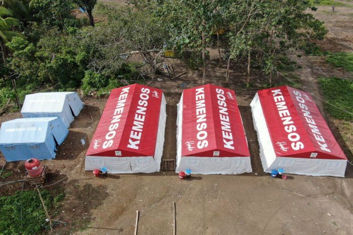 Tenda pengungsian untuk dua warga dari Dusun Aholeang dan Dusun Rui, Desa Mekkatta, Kecamatan Malunda, Kabupaten Majene, masih bertahan di lokasi pengungsian di Desa Mekkatta. 