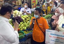 Airlangga, Pemerintah akan Gencarkan Operasi Pasar, Guna Sediakan Bahan Pangan Terjangkau bagi Masyarakat Menko Perekonomian Airlangga Hartarto meninjau pelaksanaan operasi pasar serta berdialog langsung dengan pedagang dan pembeli di Pasar Barek Motor Kijang, Kabupaten Bintan - Provinsi Kepulauan Riau (Kepri), Senin (24/01).