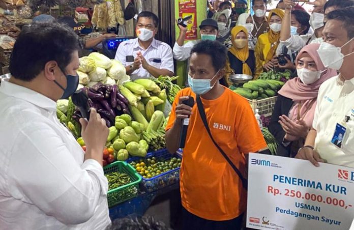 Menko Perekonomian Airlangga Hartarto meninjau pelaksanaan operasi pasar serta berdialog langsung dengan pedagang dan pembeli di Pasar Barek Motor Kijang, Kabupaten Bintan - Provinsi Kepulauan Riau (Kepri), Senin (24/01).