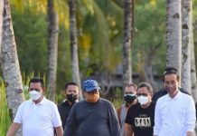 Presiden Berolahraga Pagi, Siang Bertemu PM Singapura Lee Hsien Loong Presiden Jokowi berolahraga bersama sejumlah menteri. Sekitar pukul 06.40 WIB, Presiden mulai berjalan kaki mengelilingi area The Sanchaya Resort Bintan, Kabupaten Bintan. Selasa, (25/1)